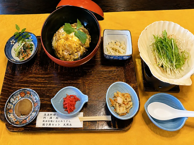 地鶏丼 名物しょっつる貝焼きスープ付き